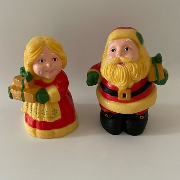 Hallmark Santa & Mrs. Claus Salt and Pepper Shaker Set - Picture 7 of 14